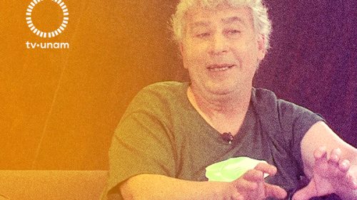 Bartolo Luque charlando, sentado y con playera verde, para la serie Pensadores Contemporáneos