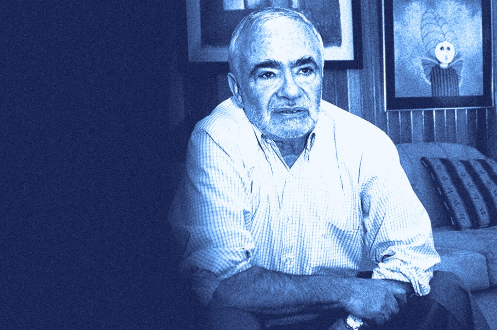 Ignacio Solares. Fotografía del autor sentado con un mapa de degradado superpuesto de tonos azules