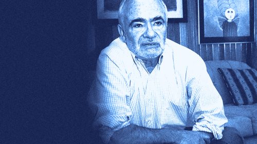 Ignacio Solares. Fotografía del autor sentado con un mapa de degradado superpuesto de tonos azules